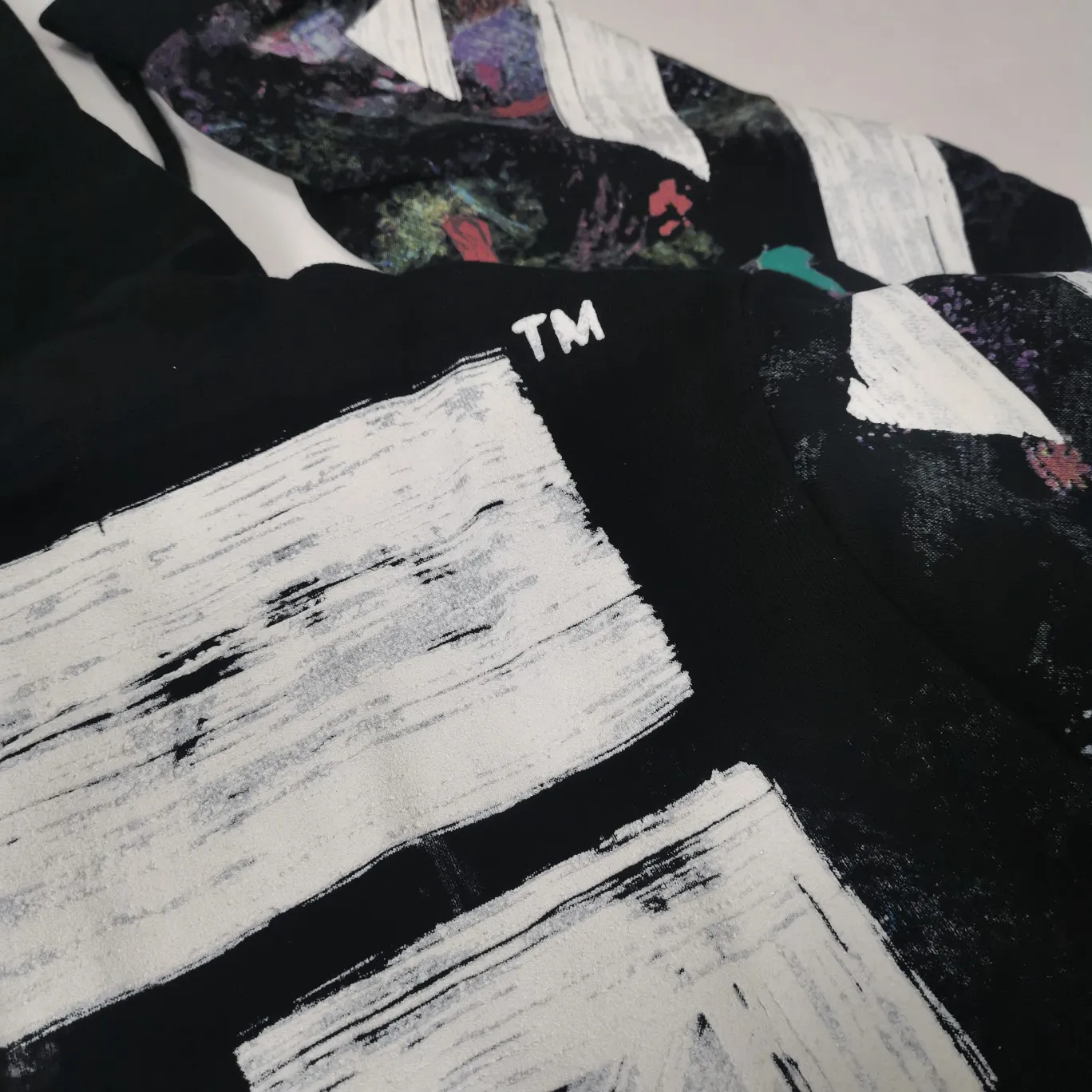 Details added: Spring and Autumn Starry Sky Fireworks Zipper - Top-Quality Tested Version OFFWHITE Starry Sky Fireworks Melbourne Limited Ink Splash Hoodie Hooded Zipper Jacket Sweater Fabric: Customized (more than 490 grams - double-ply large terry fabric at the counter) high-gram weight fabric makes the clothes look more textured, soft to the touch, super thick, classic version, small dropped shoulders, micro-profile! Pay attention to the important points~ The weight of more than 490 grams is not exaggerated and does not contain water. Those sellers who brag about the weight can only deceive novice customers. But when you get our goods, the weight and sinking are right there. You can taste it yourself, and the texture does not lie! (100% cotton fabric, no pilling) The white arrows on the back + the stripes on the arms are all made of foam and have a feel and protrusions. The fireworks color system is obtained through contrasting printing. There are eight panels in the whole body. Seven color sets and eight panels are printed in eight times. The first layer is gray, the second layer is white, the third layer is yellow, the fourth layer is green, the fifth layer is blue, the sixth layer is purple, the seventh layer is orange. The last layer is arrow paint printing. The seven colors are layered on each other, which will also create new colors. The arrows on the back and the front squares are first glued and then hung in four layers. The paint has an obvious concave and convex feeling. Quality speaks for itself in the details. The blue letters are electrostatic three-dimensional flocking, which is done separately and then printed through high-temperature thermal transfer‼ ️It can be called a fake killer, you can see that every detail on the clothes is ceiling craftsmanship‼ ️ Size chart